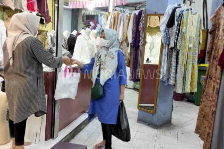 thr-sudah-cair-pedagang-busana-di-kudus-panen-cuan