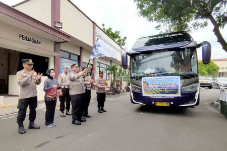 polres-kudus-berangkatkan-dua-bus-untuk-balik-mudik-gratis