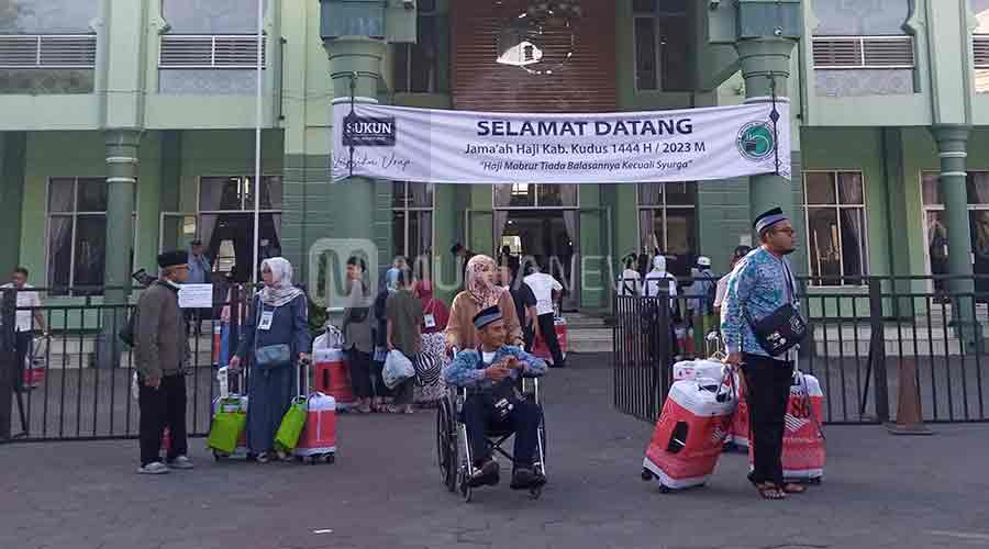 Rombongan Jemaah Haji Kudus Tiba di Kampung Halaman