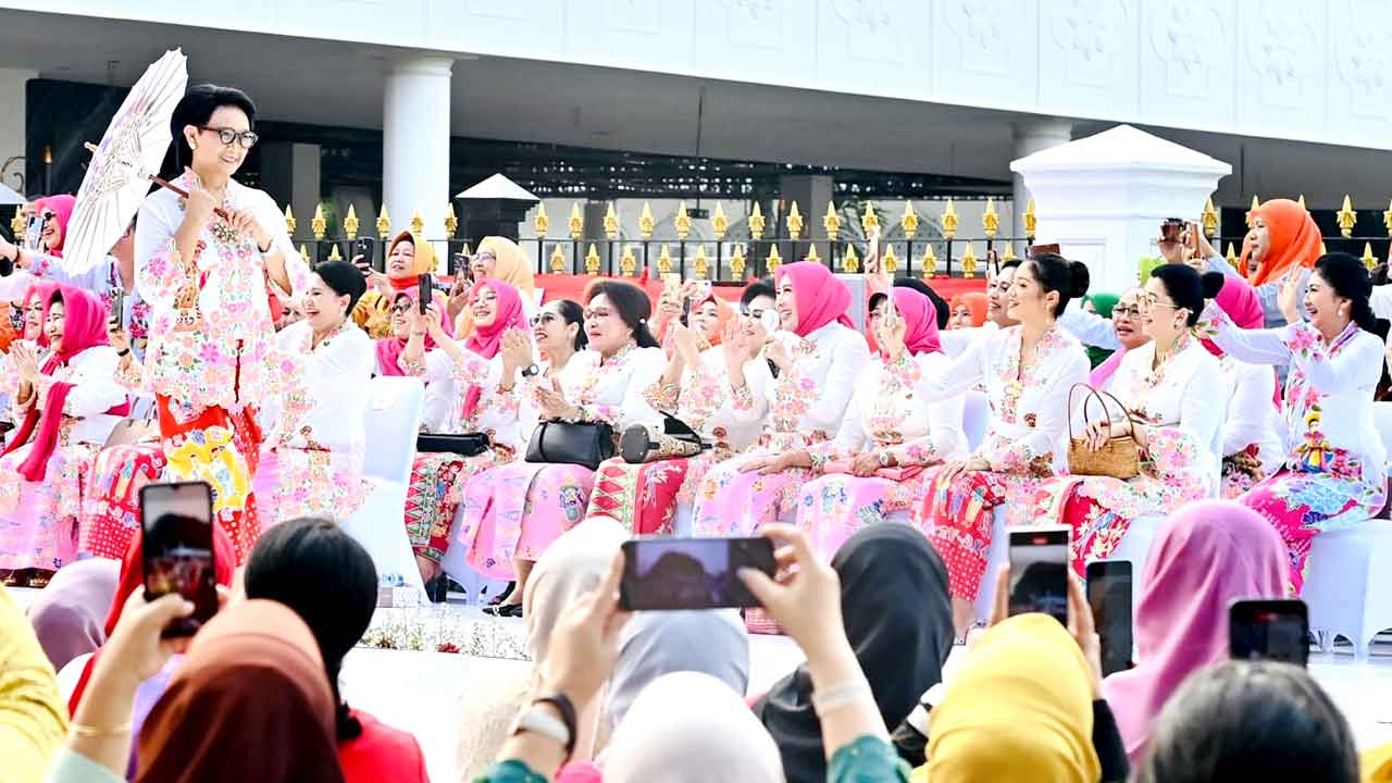 Jokowi Tetapkan 24 Juli Hari Kebaya Nasional