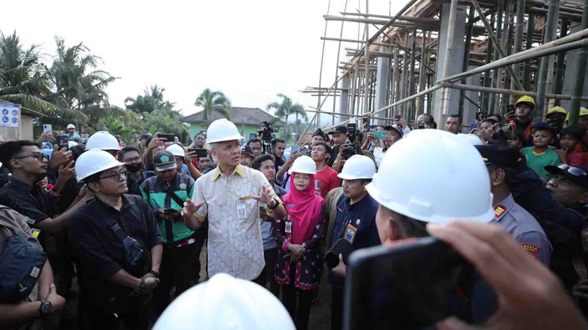 Tinjau Proyek Puskesmas di Cilacap, Ganjar: Jangan Dikorupsi