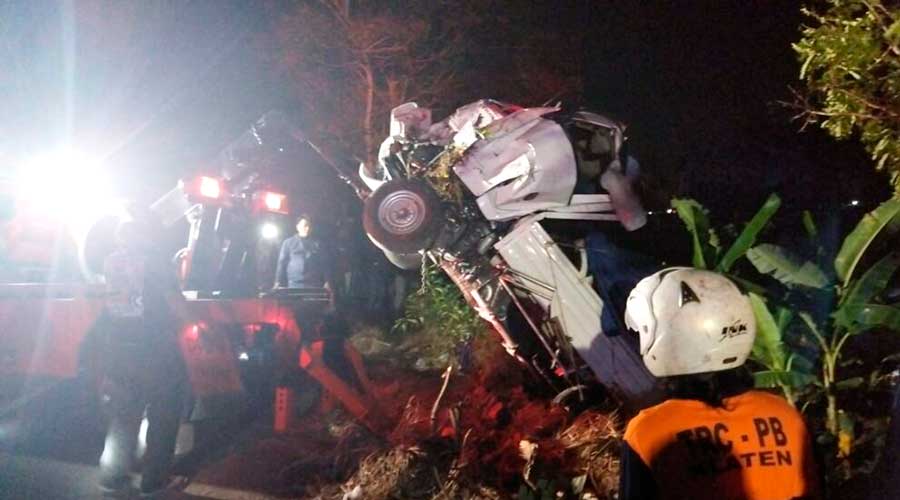 Mobil Terperosok ke Irigasi di Klaten, Kernet Terjebak di Kabin