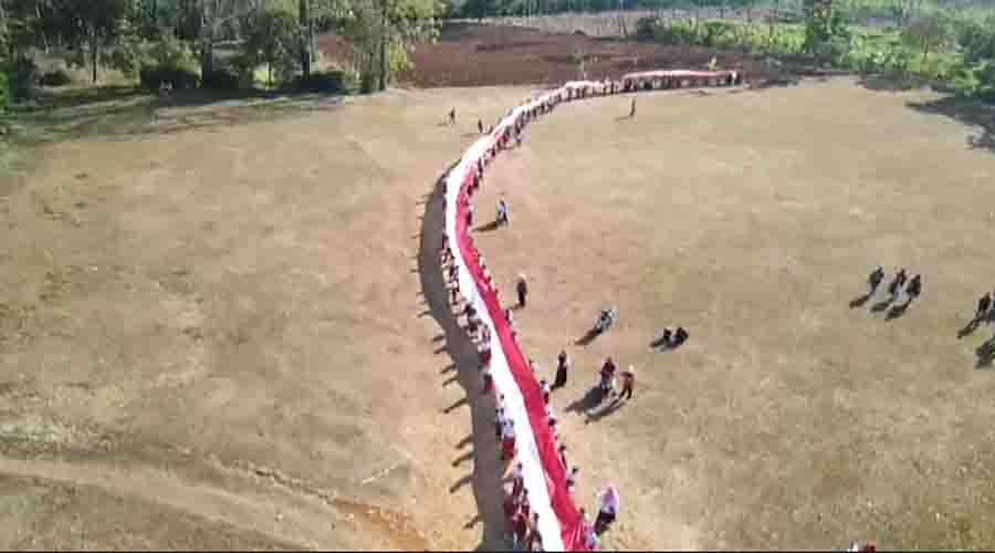 Bendera Merah Putih Raksasa Dibentangkan di Desa Giling Pati