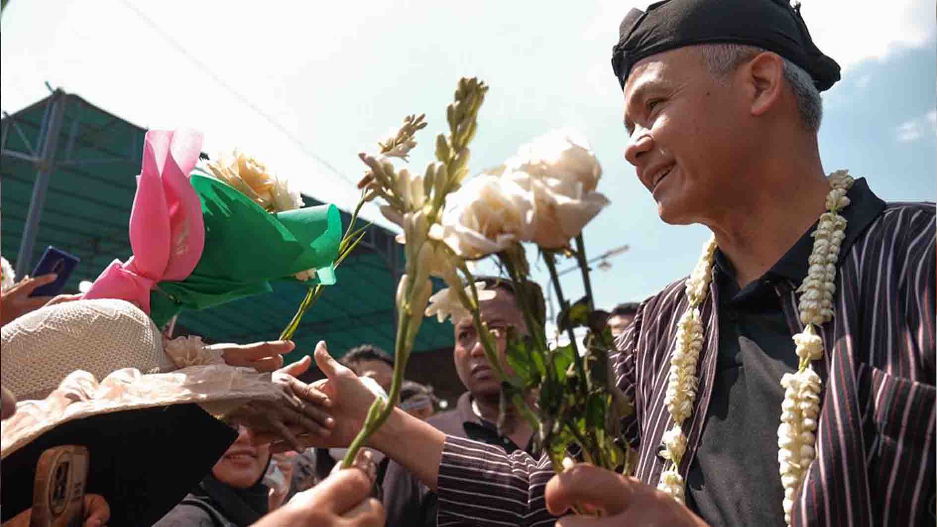 Hadiri Festival Bunga Bandungan, Ganjar Kewalahan Terima Bunga