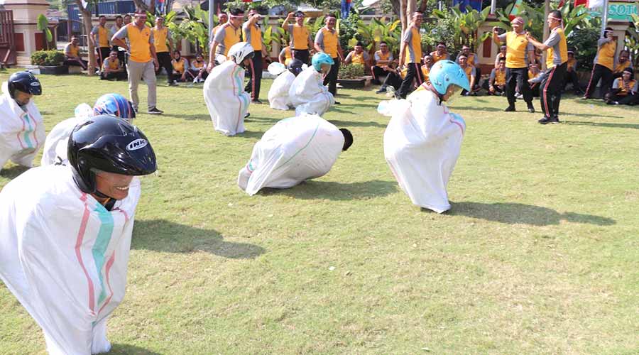 Meriahkan HUT Kemerdekaan, Polisi di Kudus Ramai Balap Karung
