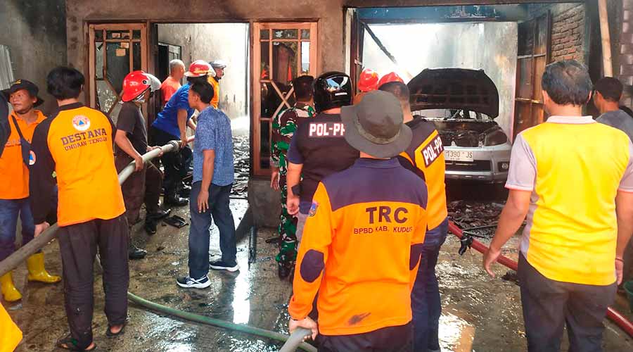 Mobil Ngangsu BBM Terbakar, Hanguskan Dua Rumah di Medini Kudus