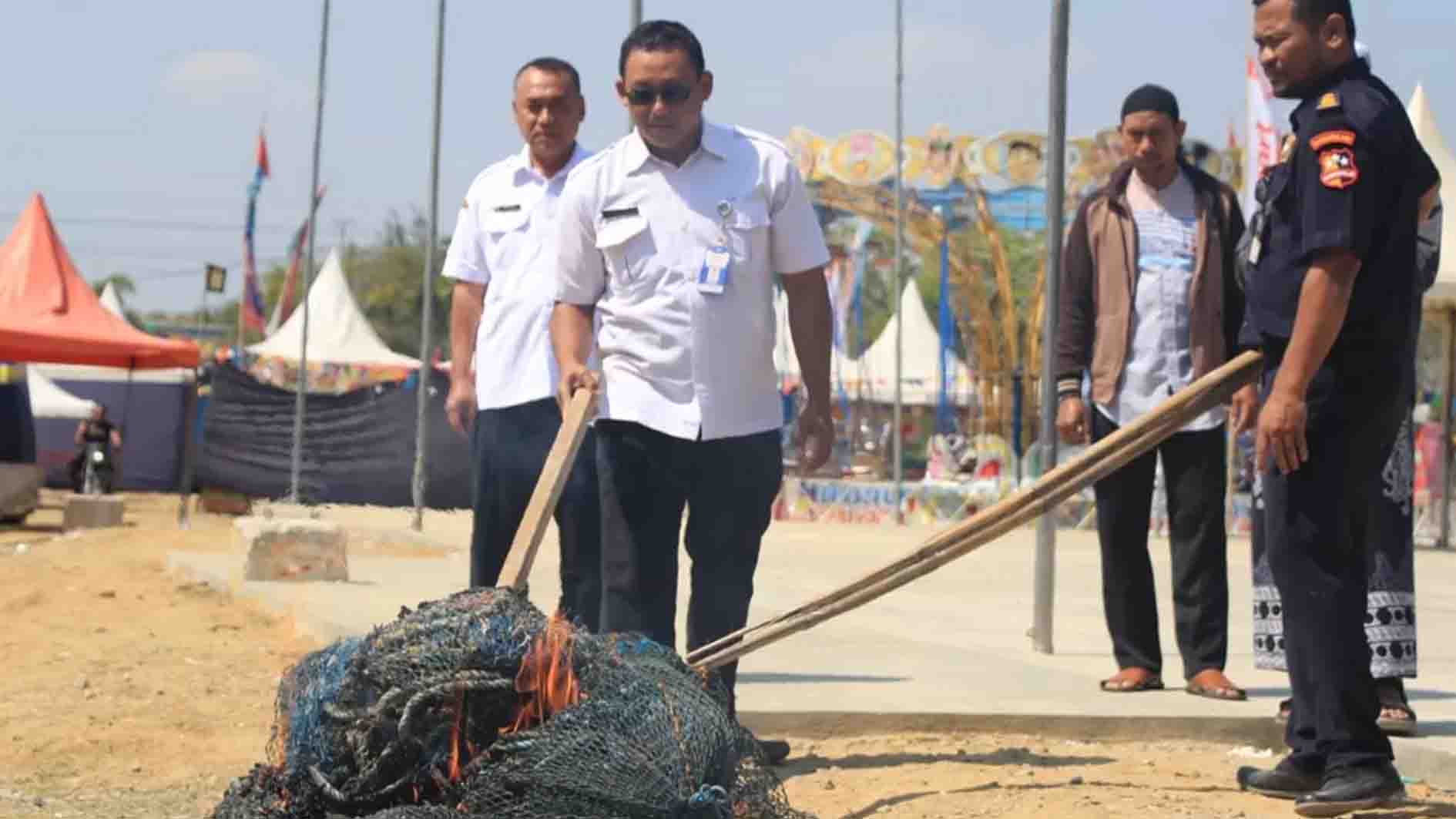 Rusak Ekosistem, Ratusan Jaring Cotok di Rembang Dimusnahkan
