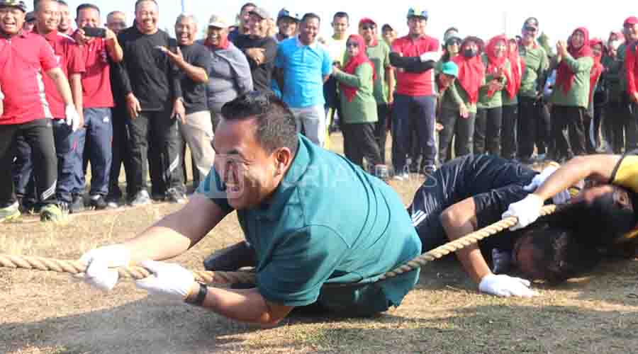 Ikut Tarik Tambang, Bupati Blora Terguling-guling