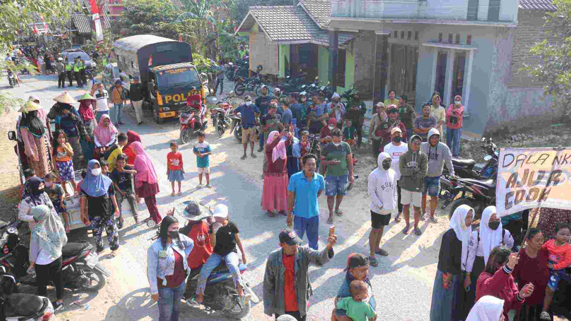 Tambang Bikin Jalan Rusak, Ratusan Warga Kayen Pati Unjuk Rasa