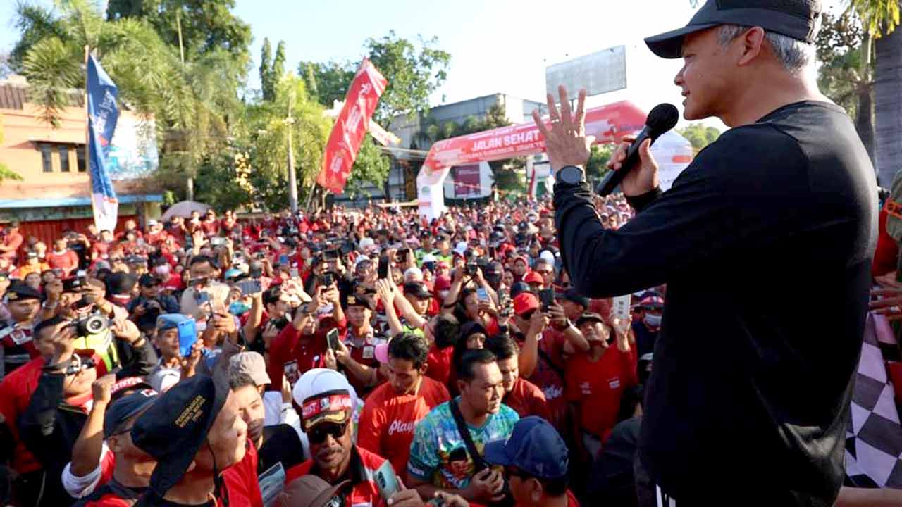 Pagi-Pagi Ganjar Dikerumuni Ribuan Orang di Klaten
