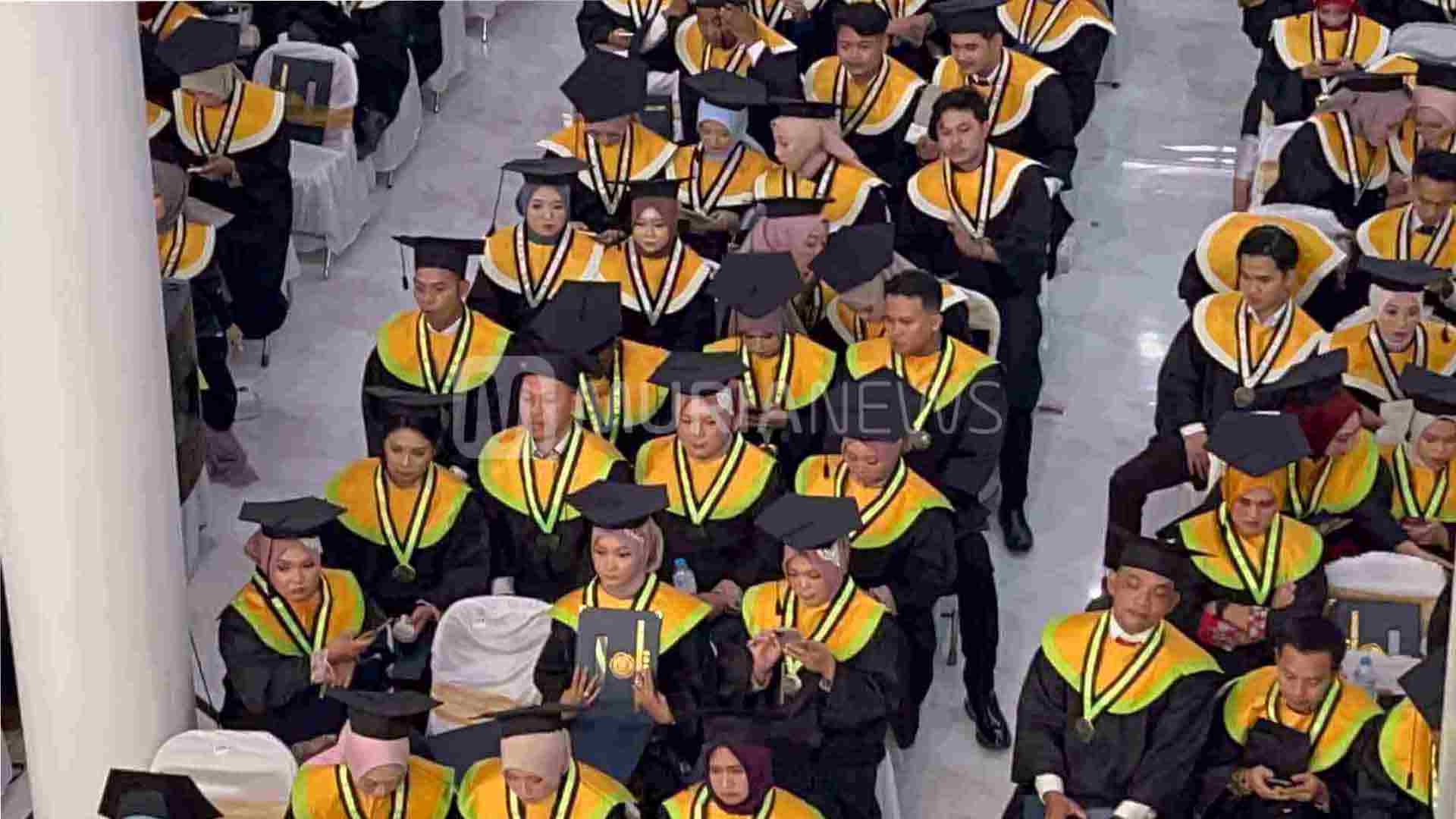  Ratusan Mahasiswa Universitas Muhammadiyah Kudus Diwisuda