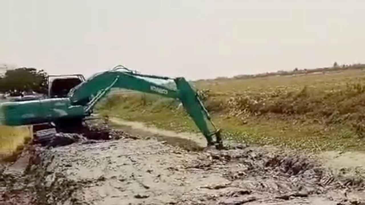 Viral Petani di Kudus Patungan Keruk Sungai, Sindir Pemerintah