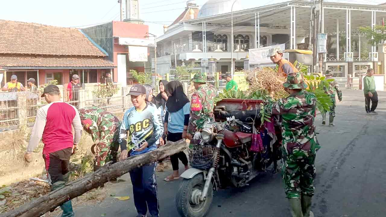 Prajurit TNI Sisir Sampah Sungai di Kirig Kudus