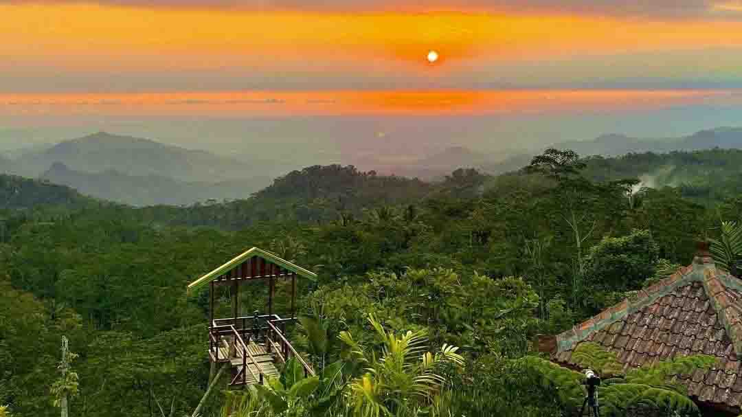 Pemandangan sunset di puncak Gunung Gajah Pandanrejo yang menjadi salah satu daya tarik Desa Wisata Pandanrejo, Purworejo, Jawa Tengah. (Instagram/@gununggajahpandanrejo)