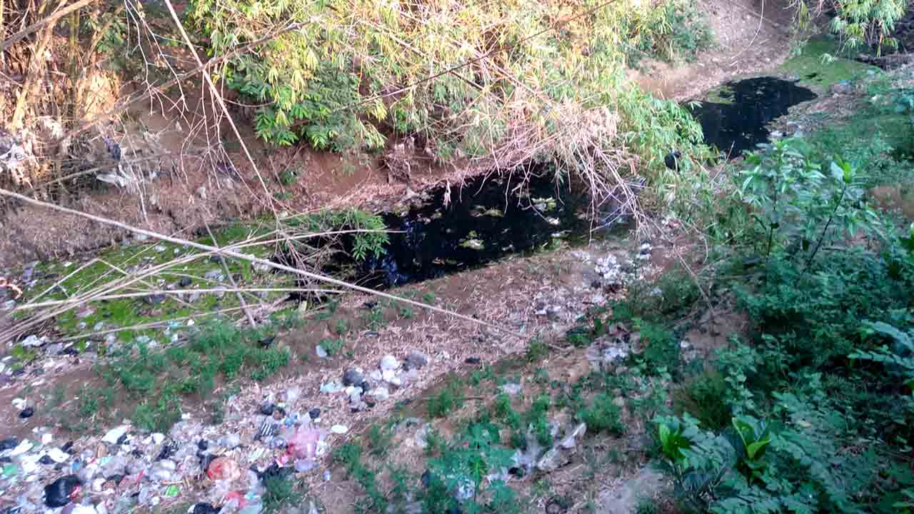 Duh, Sungai di Pucakwangi Pati Dipenuhi Sampah dan Popok Bayi