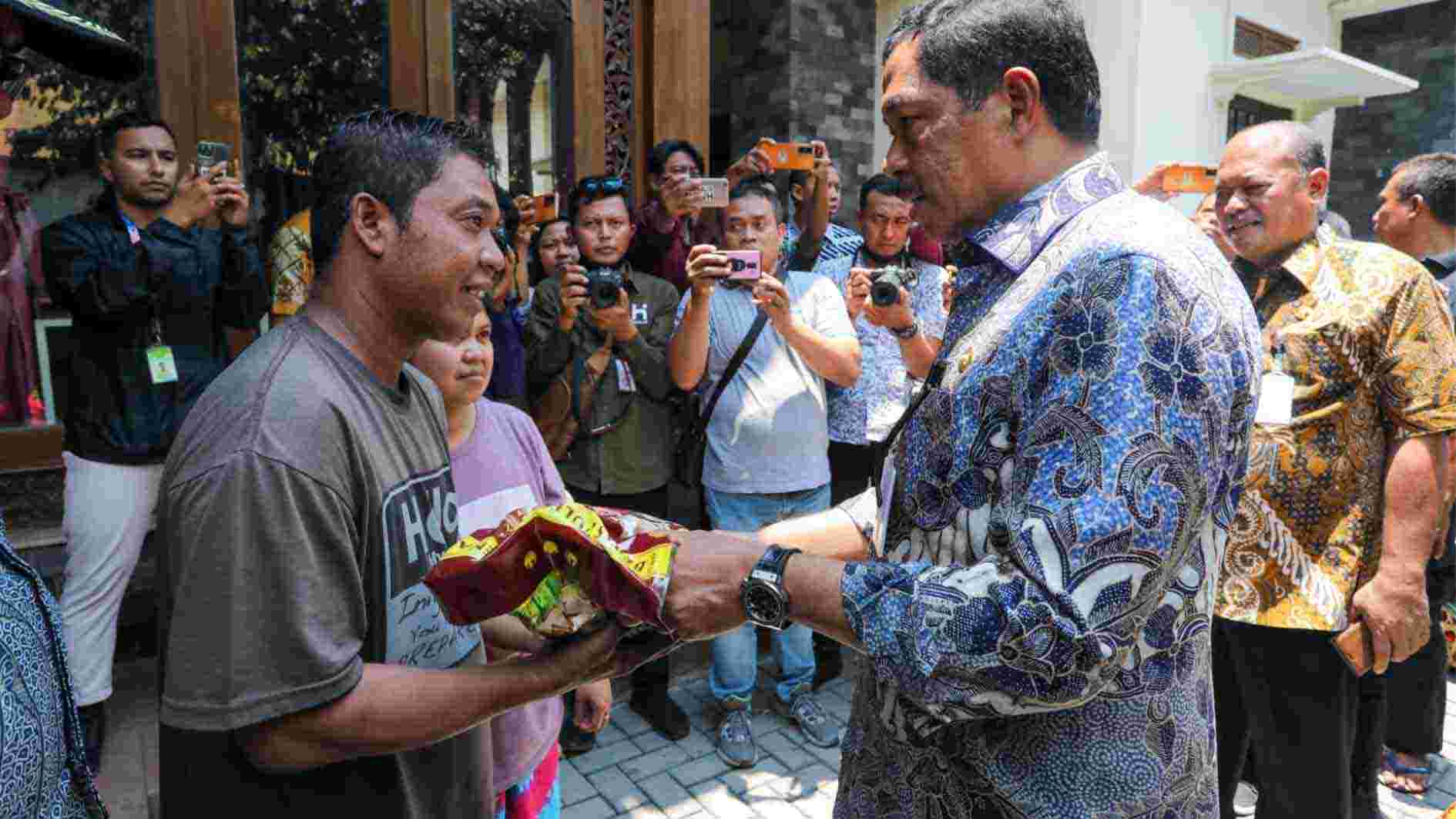 Korban Kebakaran di Solo Terima Bantuan dari Pj Gubernur Jateng