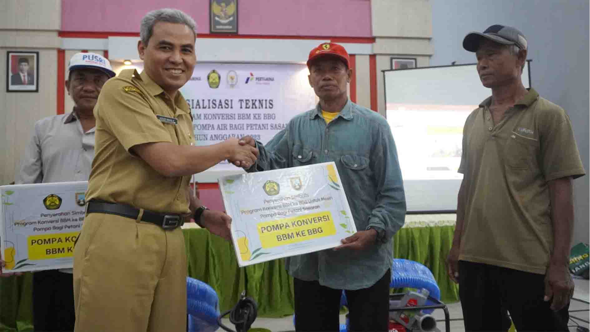 Ratusan Petani Rembang Terima Bantuan Pompa Air Bahan Bakar Gas