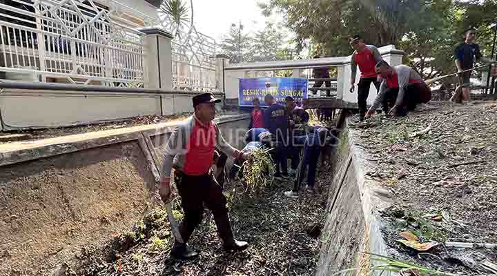 Polisi Turun Tangan Bersihkan Sungai yang Kotor di Kudus