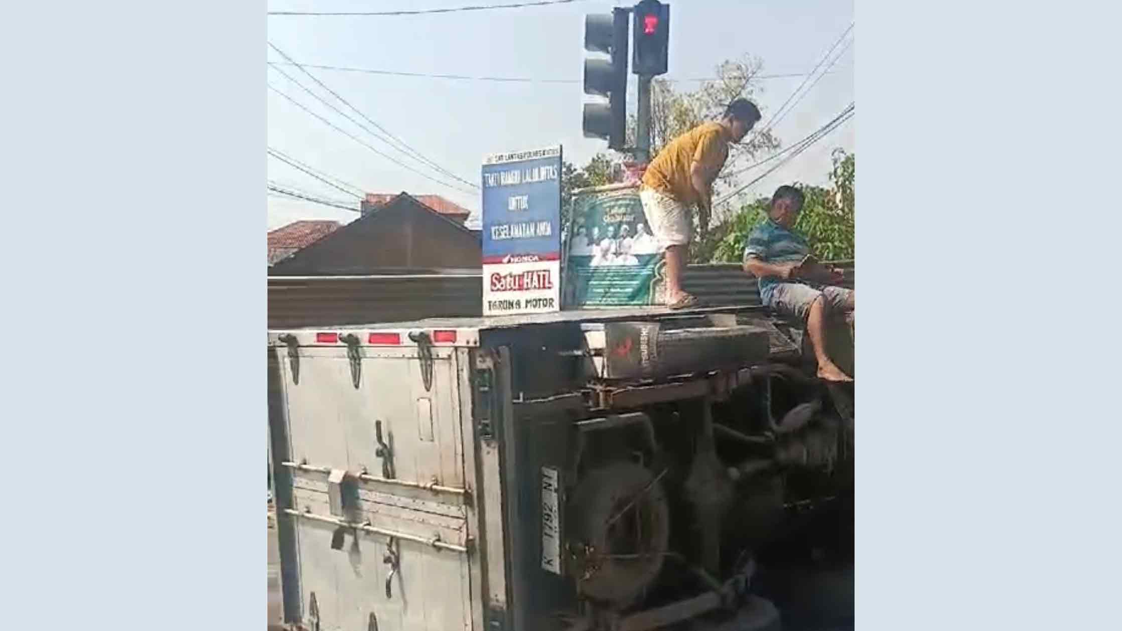Mobil Boks Terguling di Traffic Light Jepang Kudus