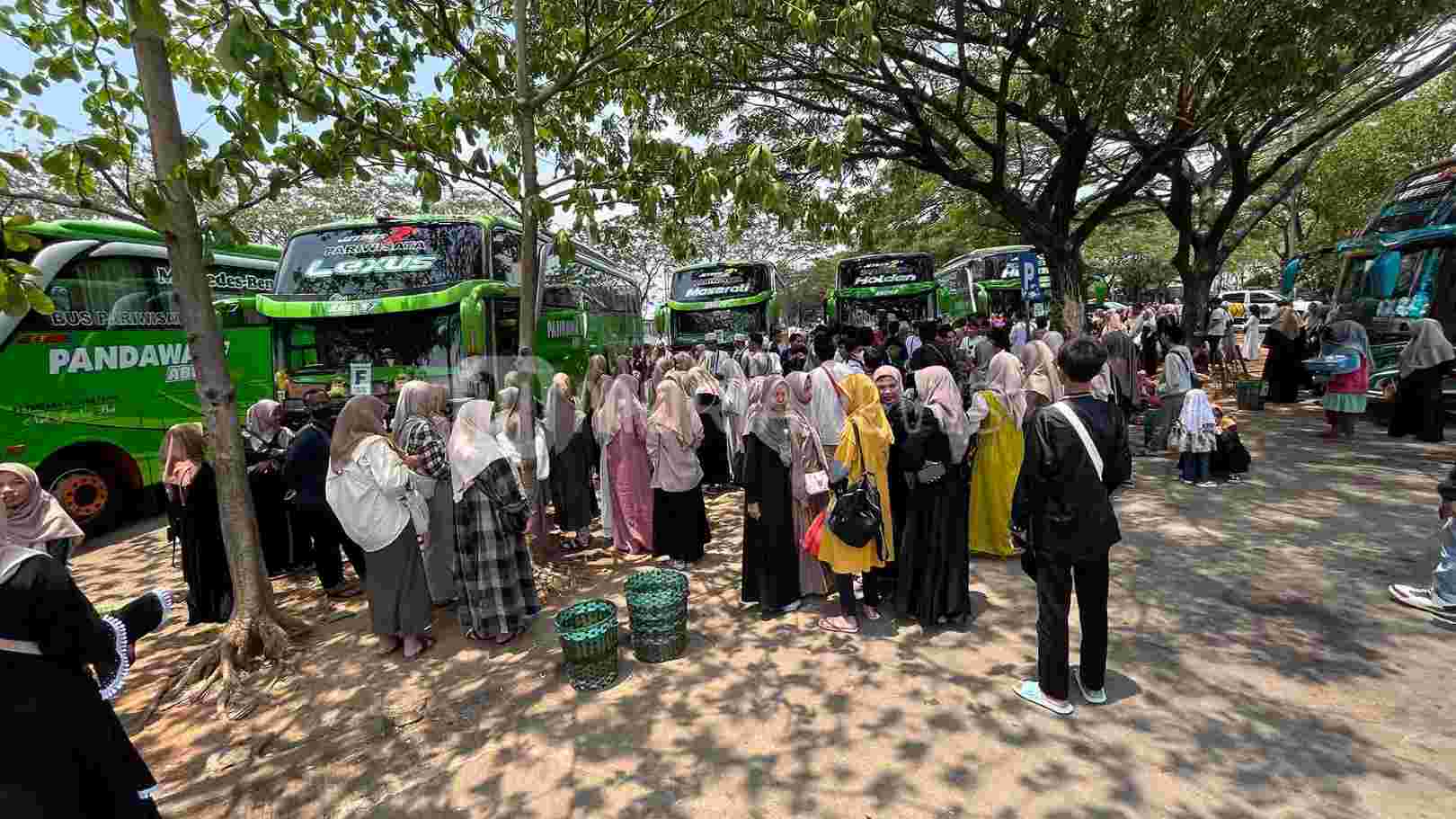 Bus Diparkir di Rumah Makan, Ini Penjelasan Peziarah di Kudus