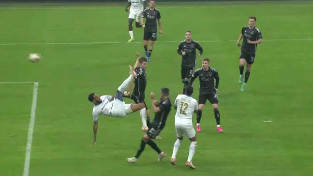 Pierre Emerick Aubameyang Juga Mencetak Gol Salto