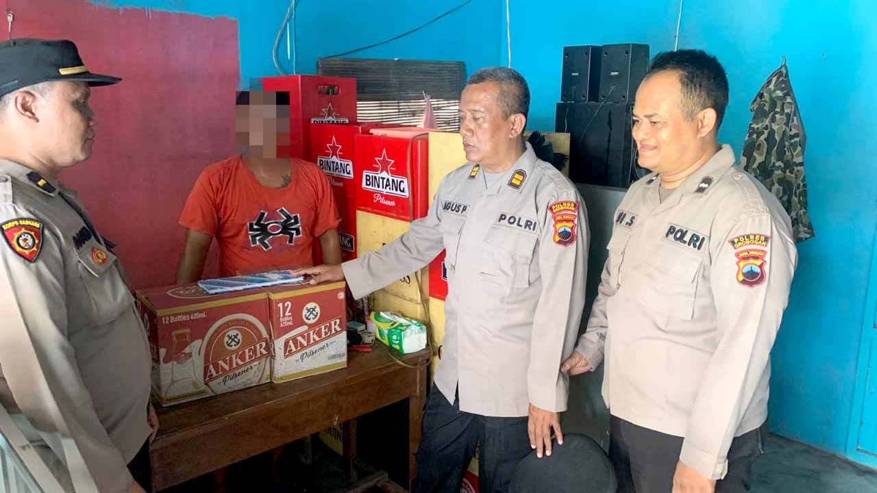 Polisi Angkut Miras Arak Putih dari Warung Desa di Grobogan