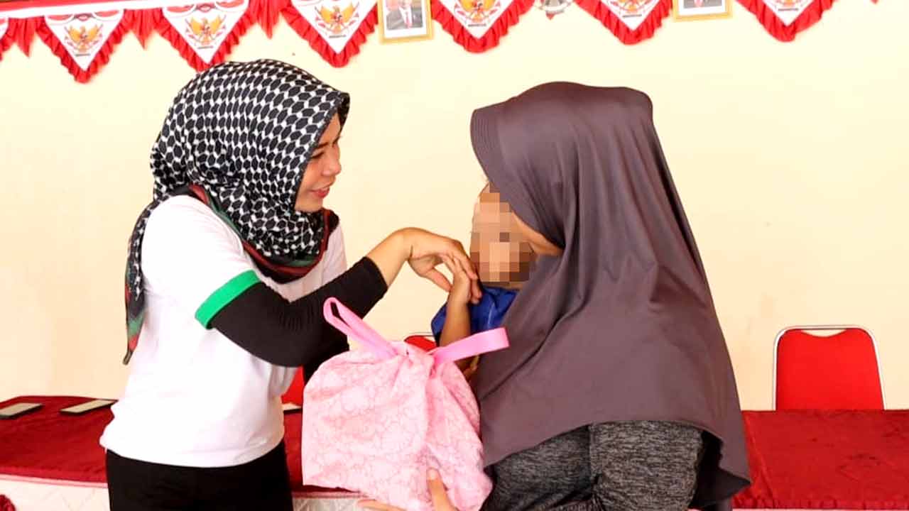 Anak Stunting di Plosorejo Grobogan Diberi Susu dan Sembako