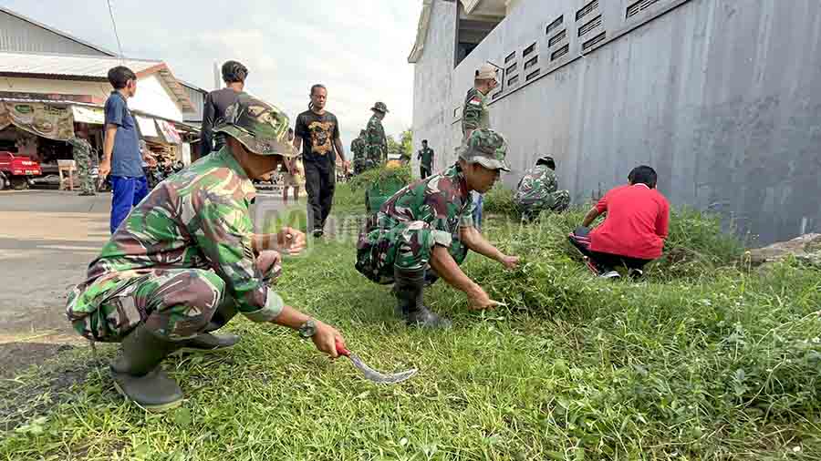 TNI Kudus Kerahkan 60 Personel Bersihkan Pasar Besito
