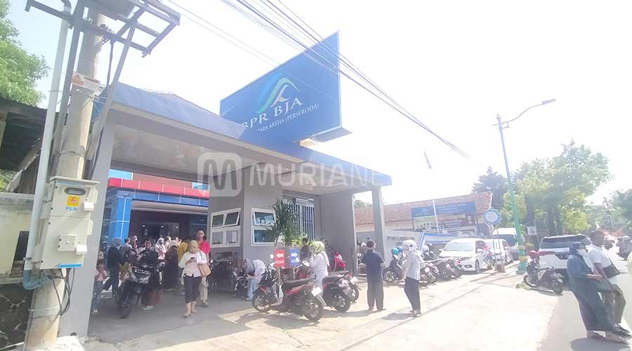 Antrean Penarikan Uang di Bank Jepara Artha Makin Masif