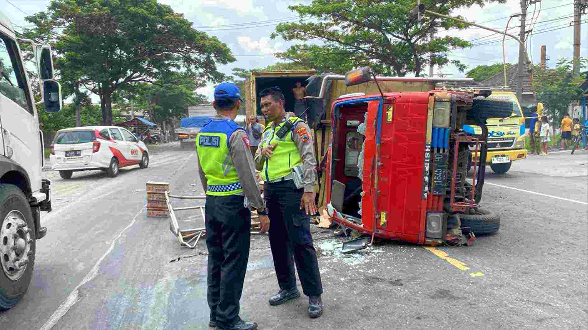 Tabrakan Truk vs Avanza di Jalan Kudus-Pati, Sopir Diduga Ngantuk