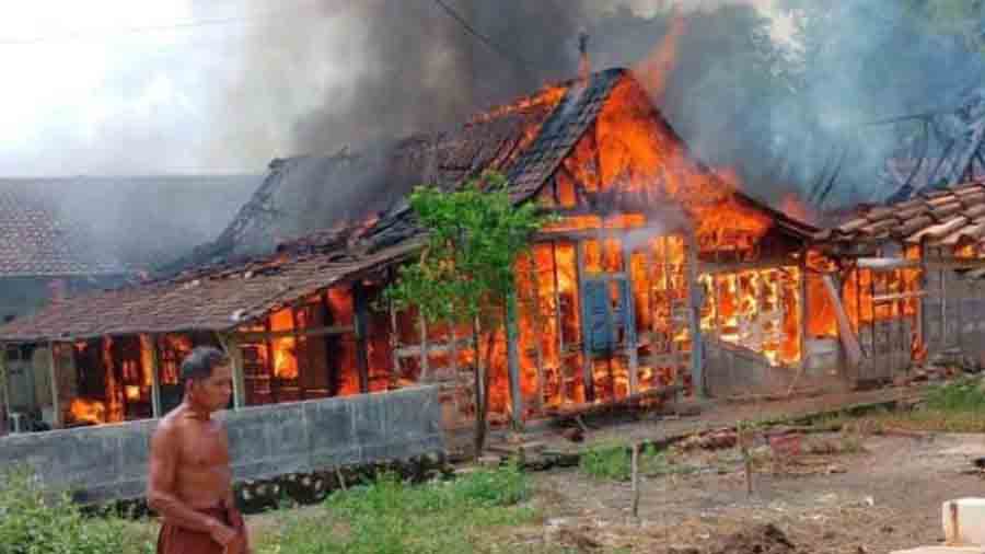 Ditinggal ke Sawah, 2 Rumah Warga di Blora Diamuk Si Jago Merah