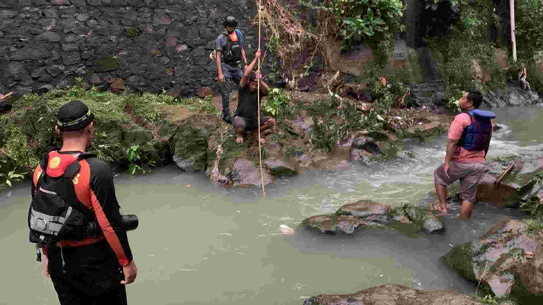 Hanyut di Saluran, Anak Sembilan Tahun di Semarang Dicari Tim SAR