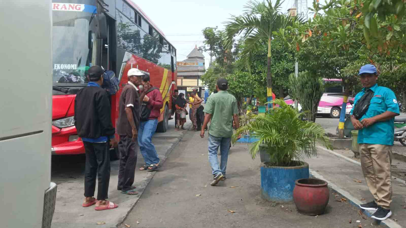 Penumpang Bus AKAP di Terminal Kembangjoyo Sepi