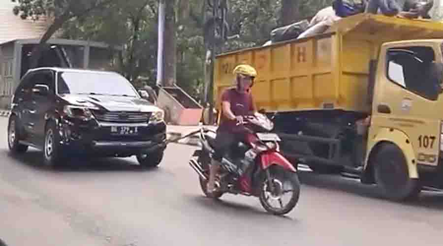 Kocak Supra Bapak Derek Mobil Mogok, Netizen: Bukan kaleng-Kaleng