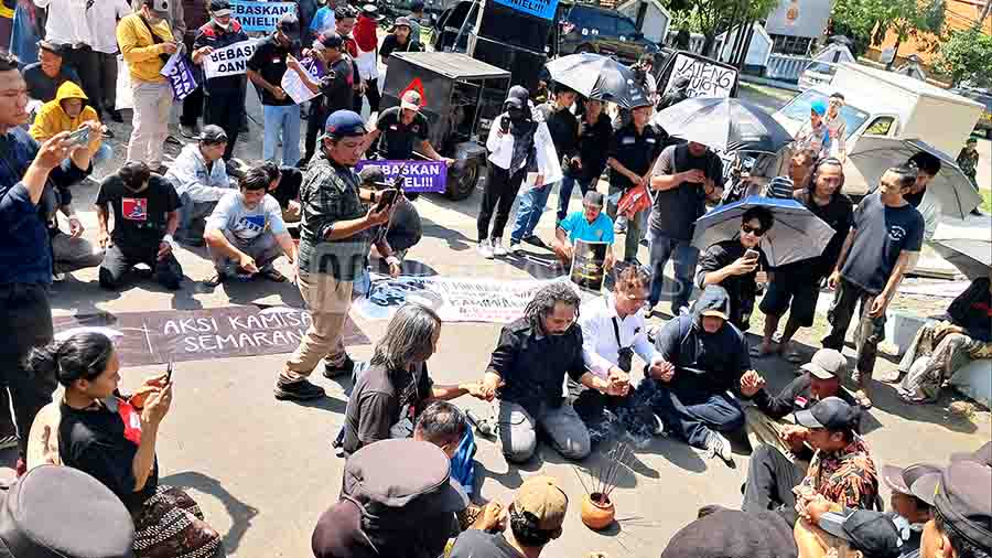 Kawal Sidang Putusan Aktivis Karimunjawa, Massa Bakar Dupa