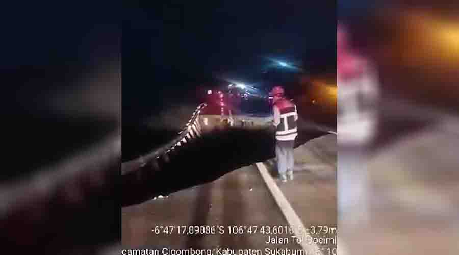 Ngeri! Tol Bocimi Ambles, Sebuah Mobil Nyemplung Jurang