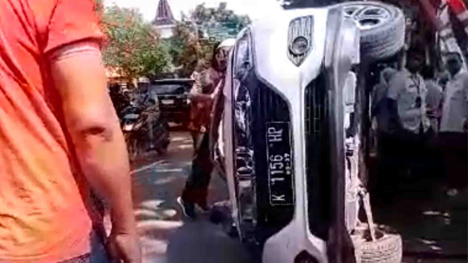 Brak! Tabrak Tiga Mobil Parkir, HRV Putih Terguling di Grobogan