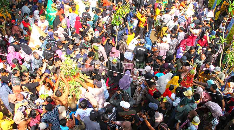Kirab Budaya Bulusan Kudus, Sepuluh Gunungan Diperebutkan Warga