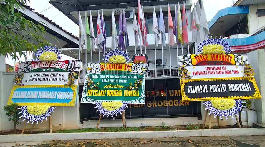Kantor KPU Grobogan Tiba-Tiba Dikirimi Karangan Bunga