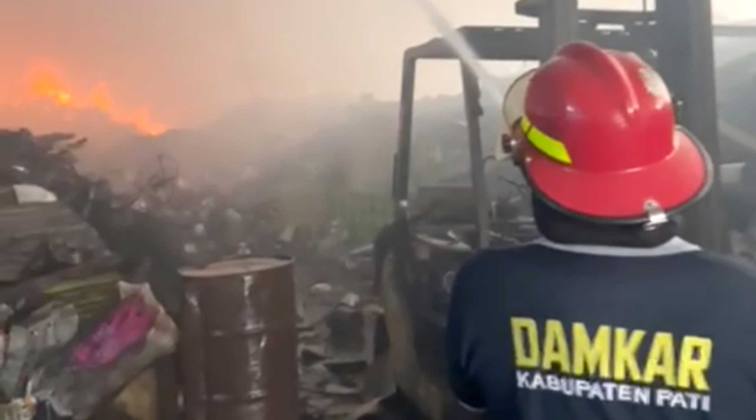 Gudang Besi di Jakenan Pati Terbakar, 5 Mobil Damkar Dikerahkan