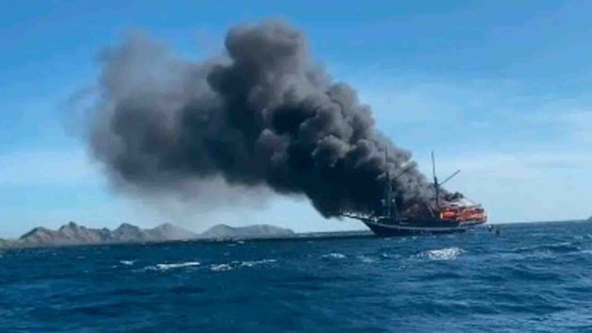 Kapal Pinisi Angkut 26 Turis ke Pulau Komodo NTT Terbakar