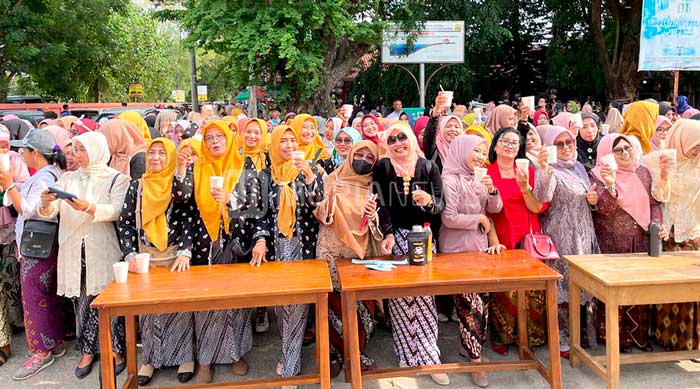 Perempuan Berkebaya di Jepara Pecahkan Rekor Muri Seduh Kopi