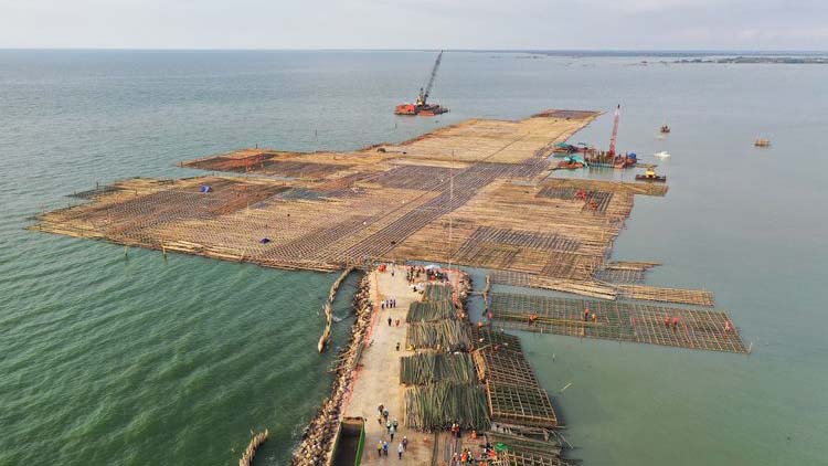 Rakitan Bambu Jadi Bagian Pondasi Jalan Tol Semarang-Demak