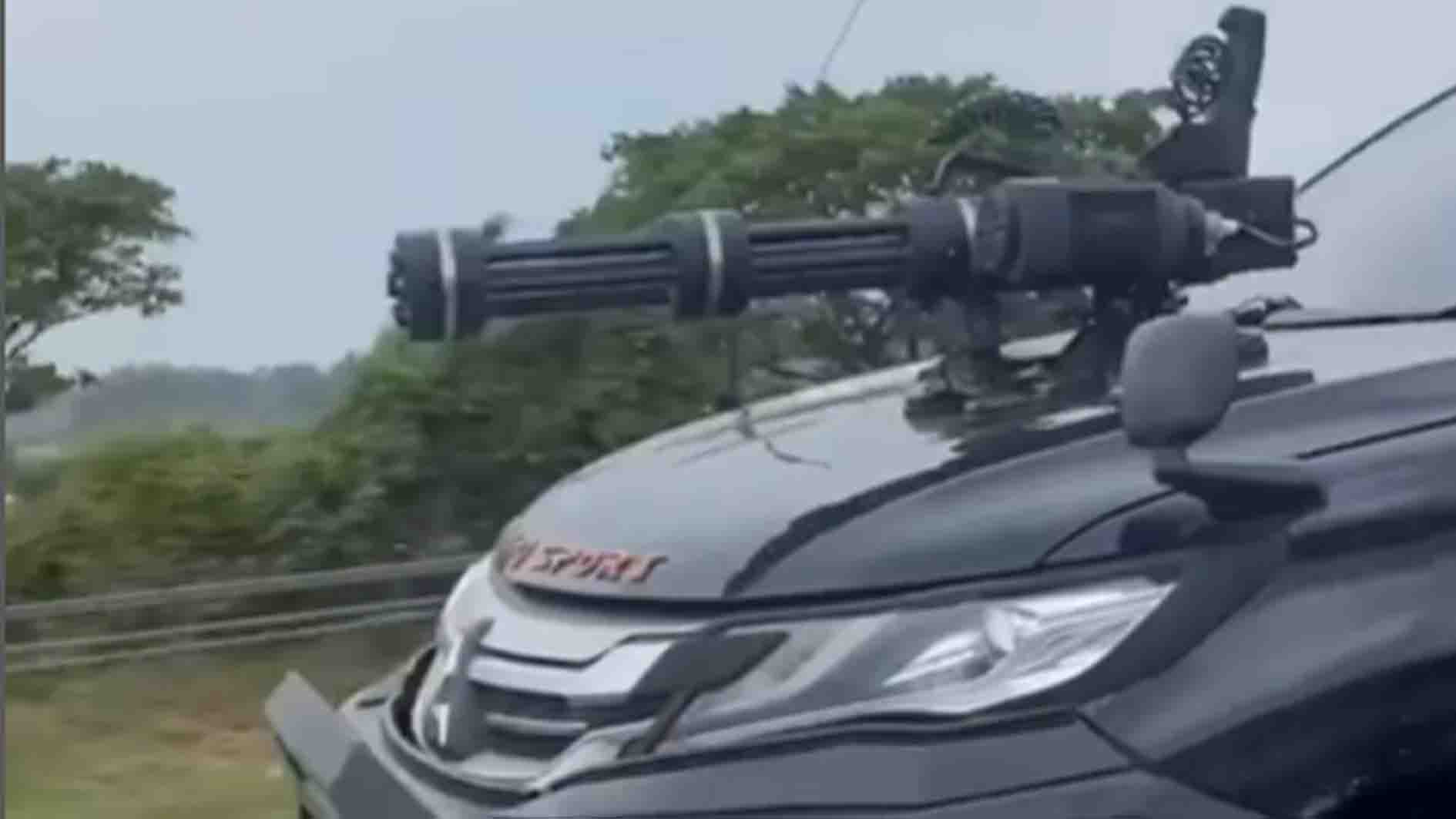 Viral, Pajero Hitam Pasang Benda Mirip Senjata Laras Panjang