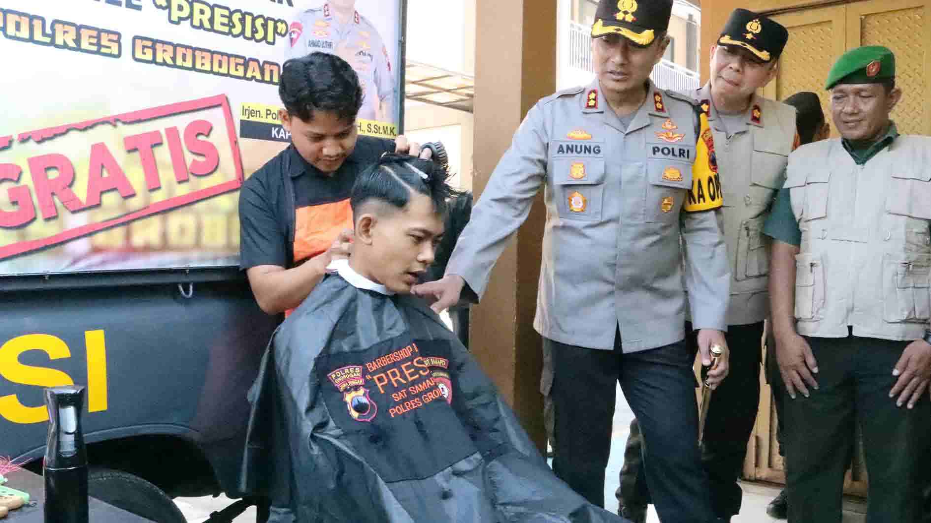 Ajak Pelajar Disiplin, Polres Grobogan Bikin Barbershop Gratis