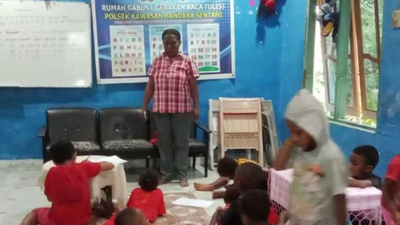 Anak di Jayapura Diajari Cara Manfaatkan Kertas Bekas