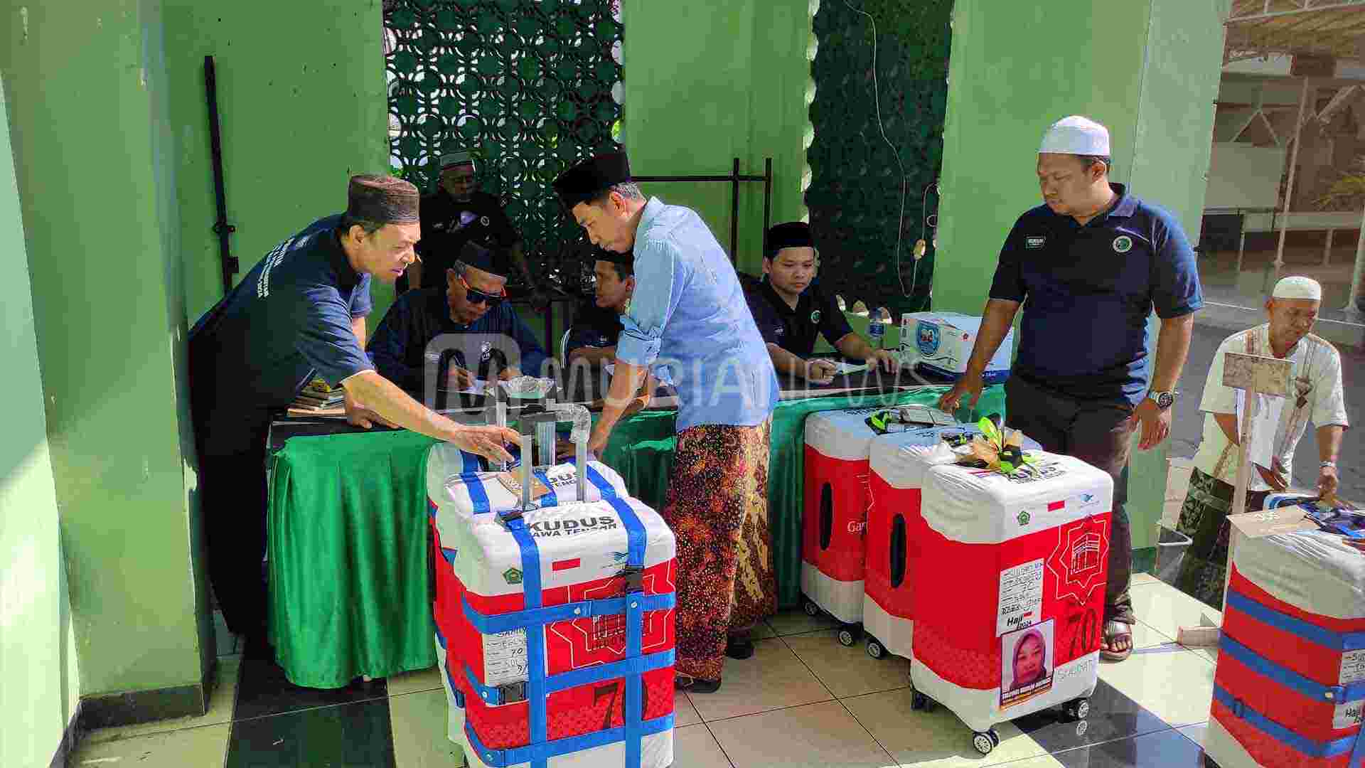 Jemaah Haji Kudus Kumpulkan Koper di Gedung JHK