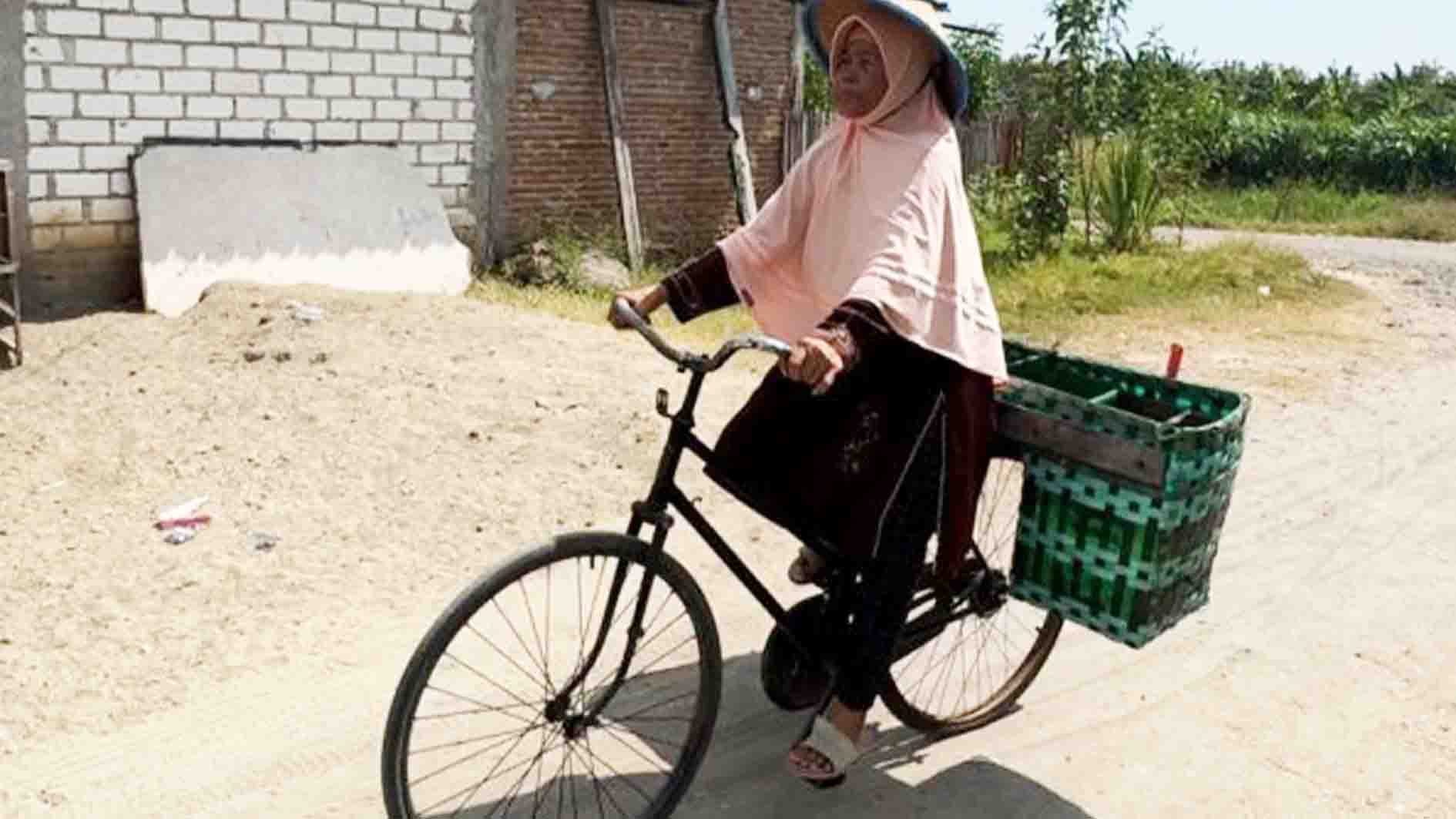 Menabung 49 Tahun, Pedagang Sayur Keliling di Rembang Naik Haji