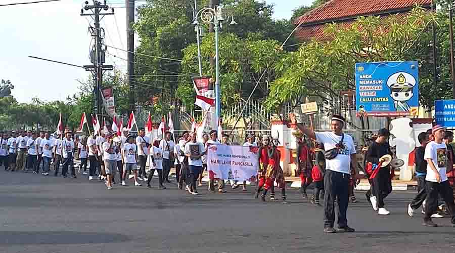 Peringati Hari Lahir Pancasila, 79 Warga Jepara Jalan Kaki 44 Km