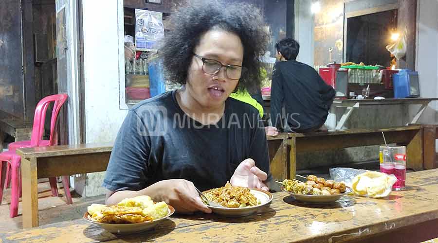 Lontong Tahu Bu Sujad di Kudus Ini Legend, Tertarik Mencoba?
